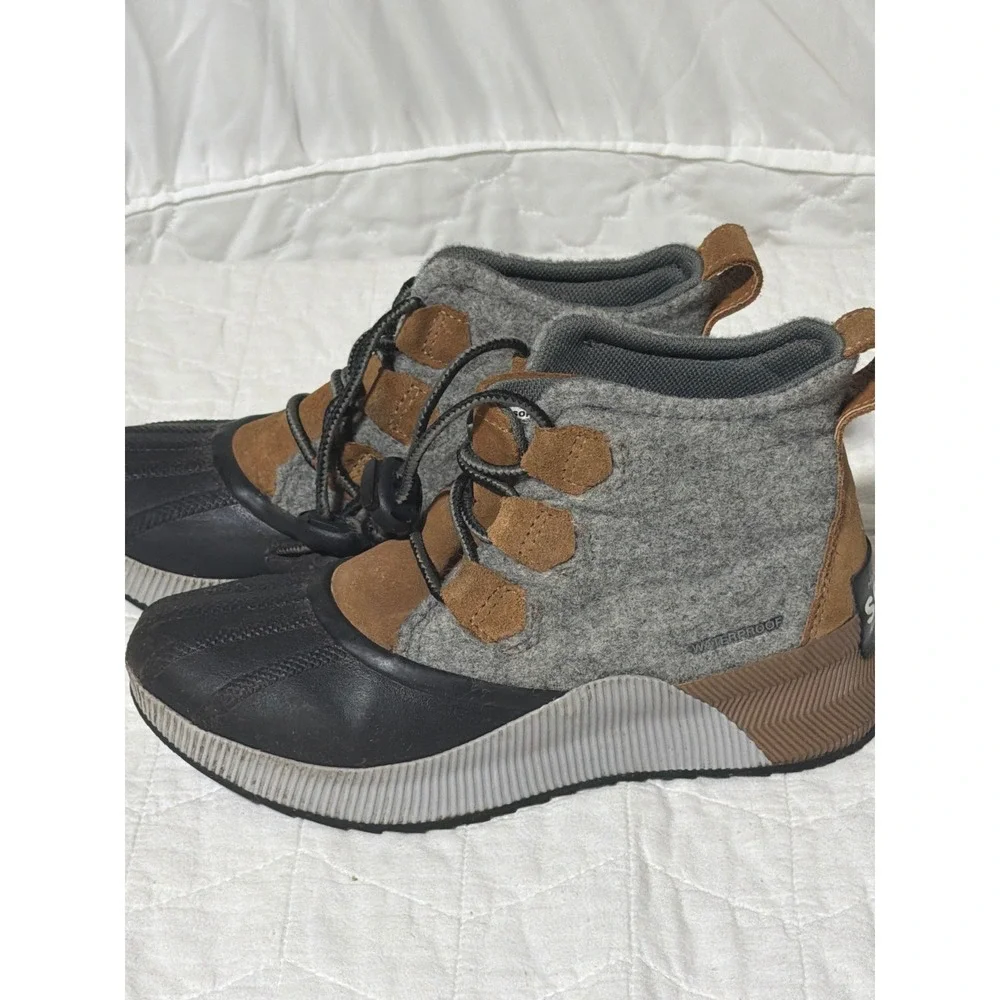 Sorel Out N About III Classic Waterproof Duck Boots Grey Brown Felt Suede Womens